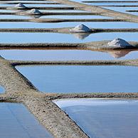 Zoutbekken voor de productie van Fleur de sel / zeezout op het eiland Île de Noirmoutier, La Vendée, Pays de la Loire, Frankrijk
